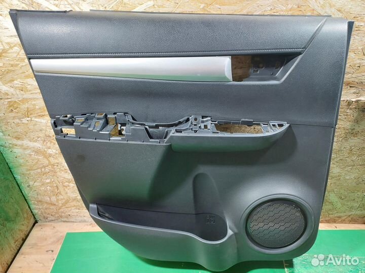 Обшивка двери задняя L G8 toyota Hilux (2015- 2020