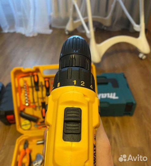 Шуруповерт DeWalt с набором инструментов