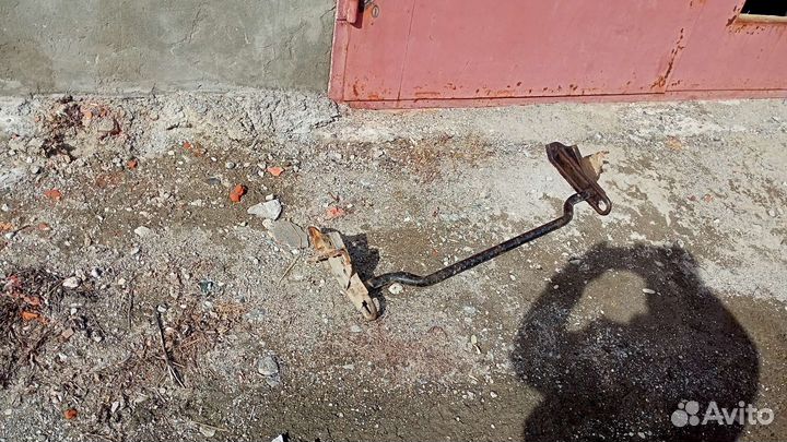 Штатная буксировочная проушина Mitsubishi Pajero 4