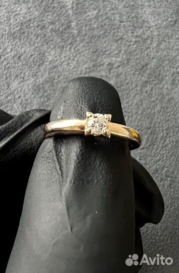 Кольцо с бриллиантом