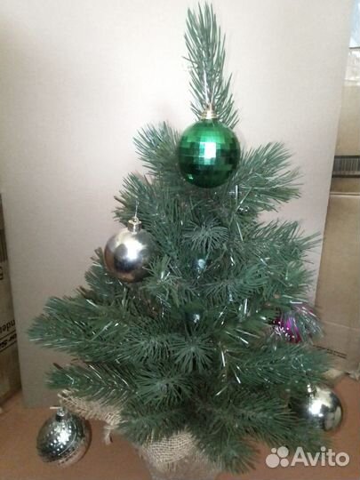Ёлки настольные с игрушками