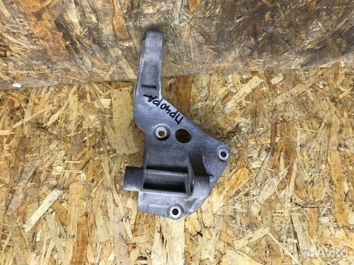 Кронштейн генератора LADA Priora универсал 1.6