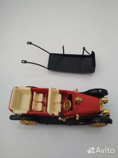 Модель автомобиля 1:43