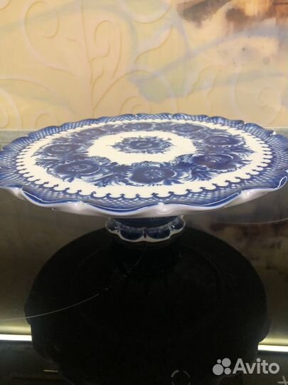 Тортовница на ножке гжель