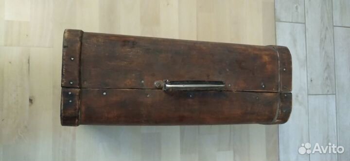 Старинный деревянный чемодан