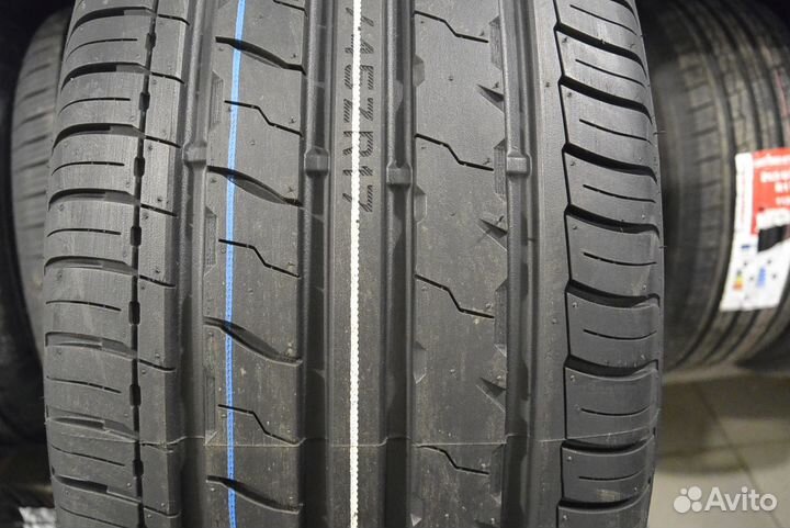 Royal Black Royal Performance 235/45 R17 97W