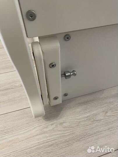 Детская кроватка с маятником и ящиком