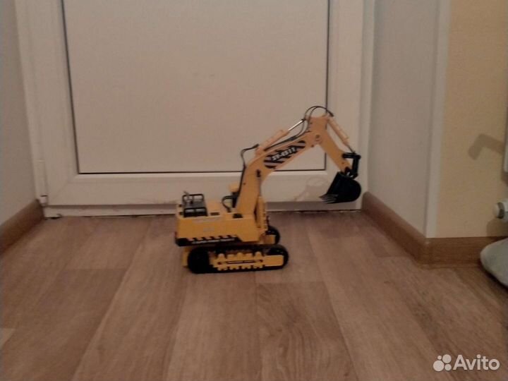 Игрушечный экскаватор