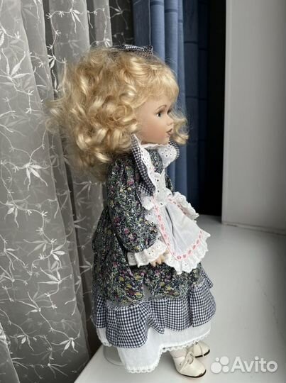 Кукла фарфоровая