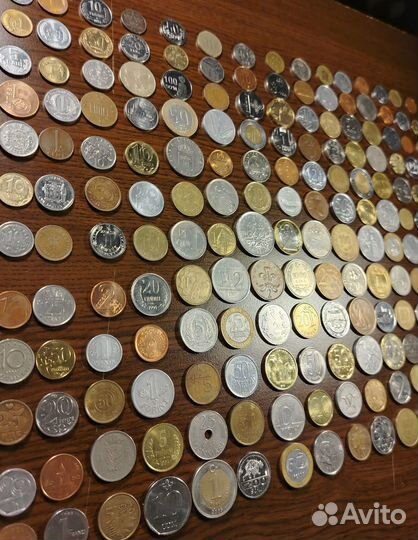 180 иностранных монет без повторов