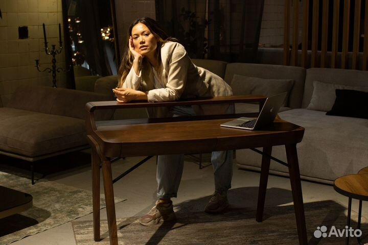 Дизайнерский письменный стол в наличии