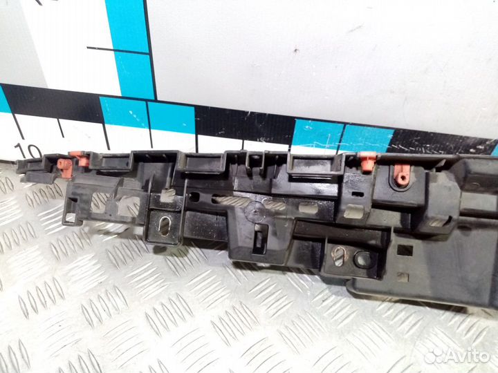 Б/У Кронштейн бампера переднего центральный#001