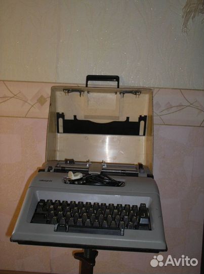 Пишущая электрическая машинка 