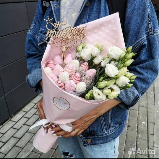 Букет из клубники в шоколаде и цветов