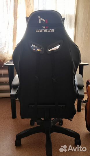 Компьютерное кресло и стол