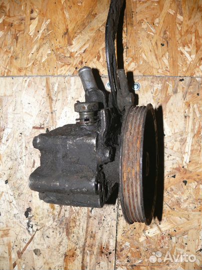 Насос гур Nissan Almera N16 2000-2006 г 1,8 л