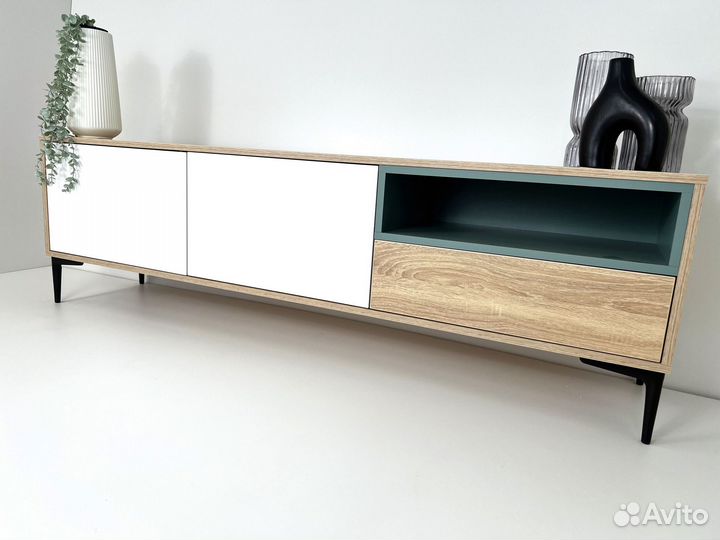 Тумба для телевизора закрытая с дверцами