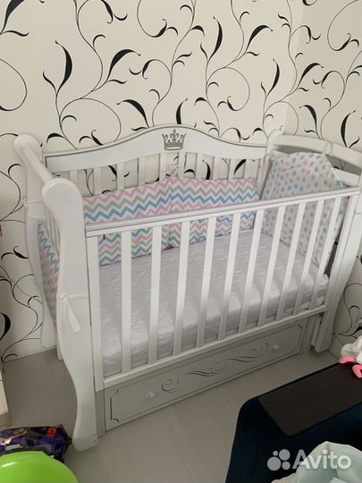 Детская кроватка с универсальным маятником