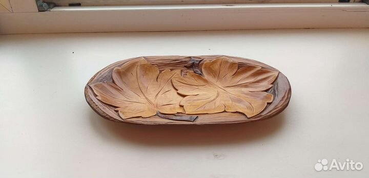 Тарелка из дерева резная