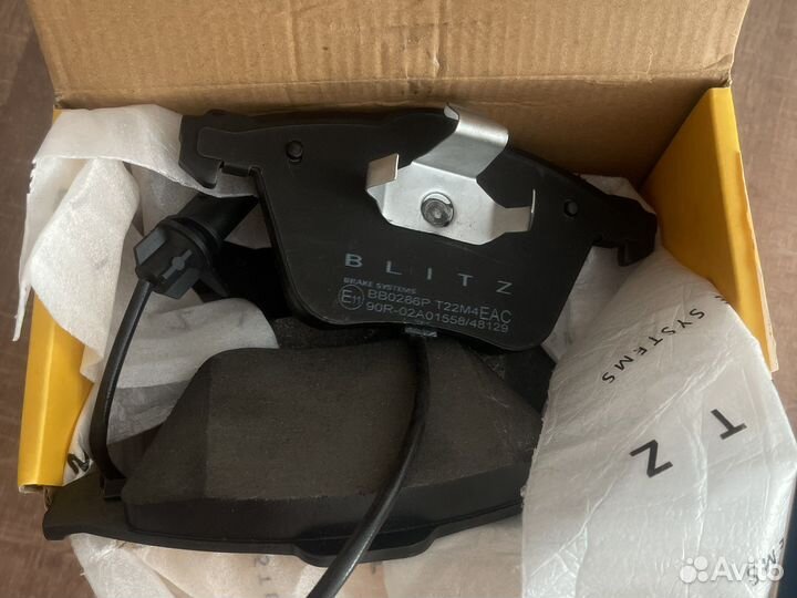 Тормозные колодки передние с датчиком Audi