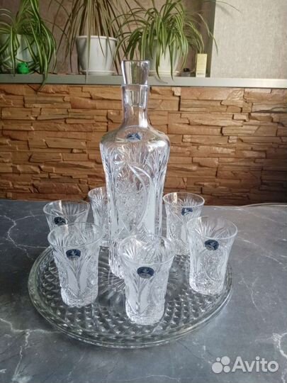 Хрустальный графин со стопками 
