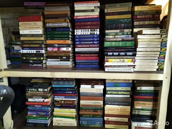 Книги разные и много