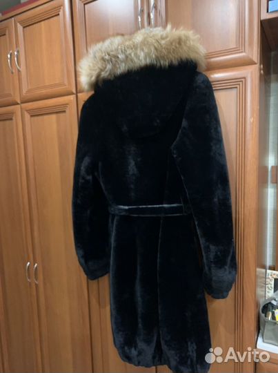 Шуба мутоновая с капюшоном из чернобурки