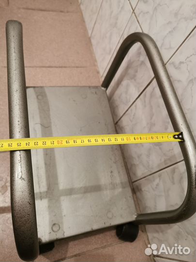 Подставка металлическая на колесиках