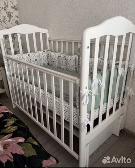 Белая кроватка-маятник с полным комплектом