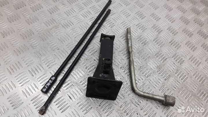 Домкрат на Isuzu Trooper