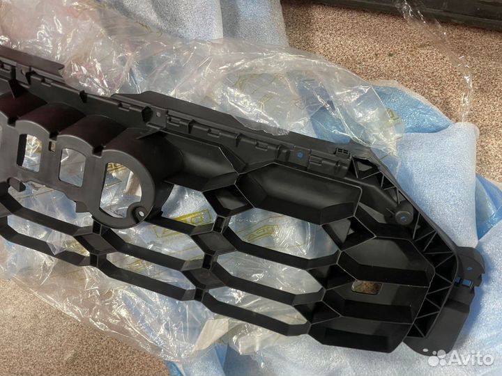 Кронштейн решётки радиатора audi Q3 F3 новая не ор