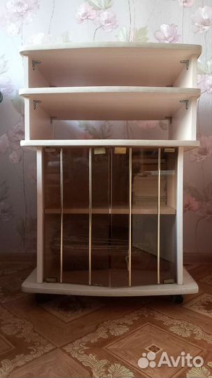 Тумбочка на колесиках