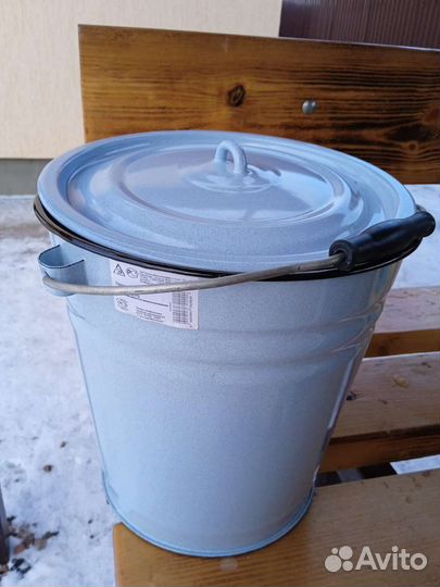 Эмалированное ведро с крышкой
