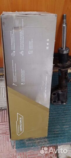 Стойки переднии Toyota avensis 2003 г в