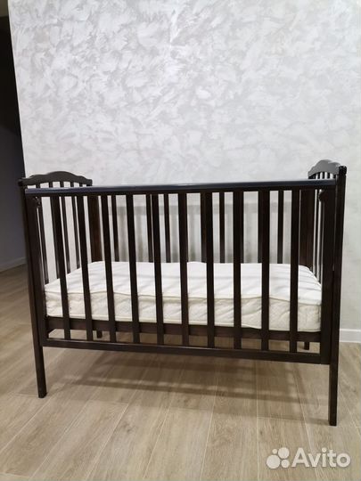 Детская кроватка с маятником