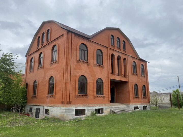 Дом 864 м² на участке 17 сот.