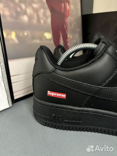 Кроссовки nike air force 1 supreme на руках