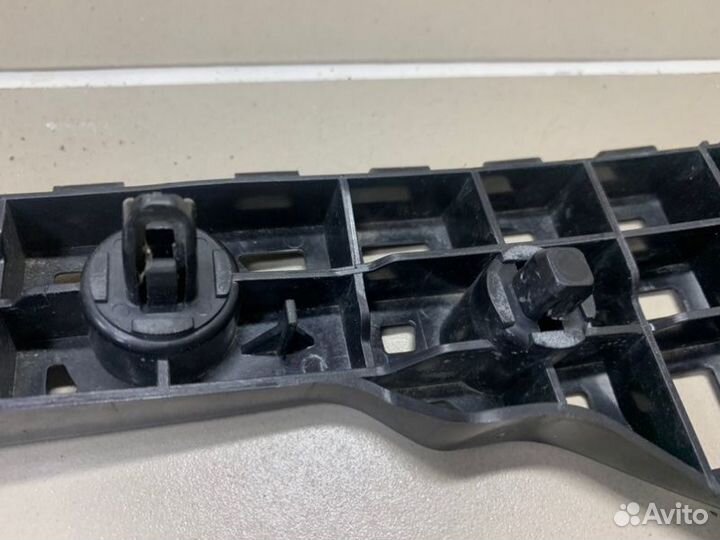 Крепление бампера переднее левое Toyota Land