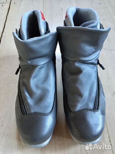 Лыжные ботинки мужские с лыжами