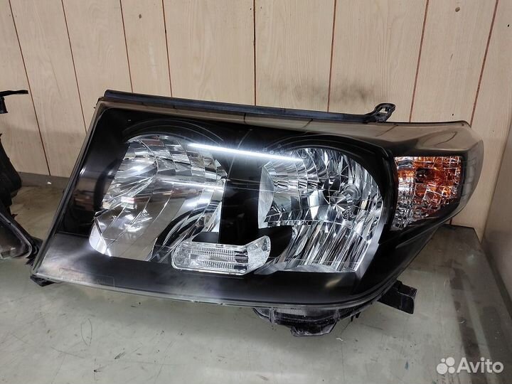 Фара левая, правая ориг на Toyota Land Cruiser 200