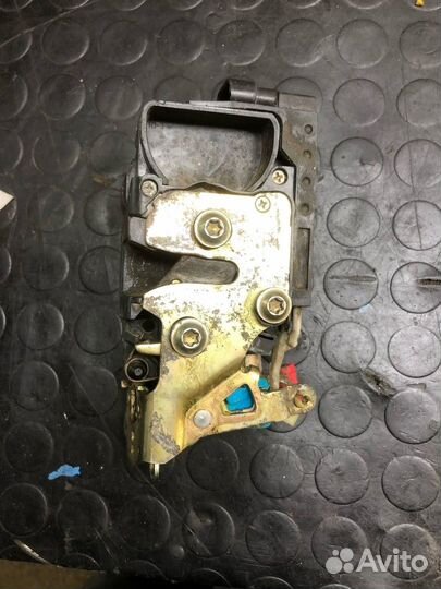 Замок двери передней правой Ssangyong Rexton 1