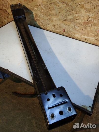 Усилитель переднего бампера Chrysler Voyager 4