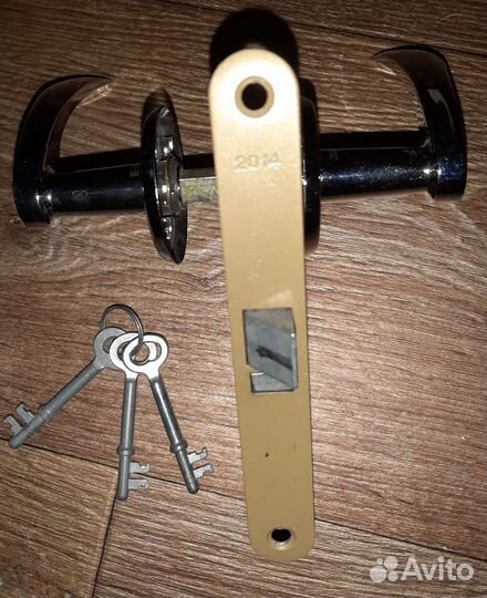 Замок врезной с ручкой