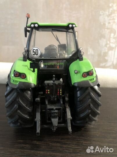 Подарок к Новому году модель трактора deutz-fahr