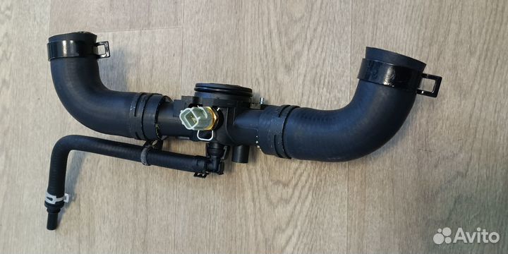 Соединитель системы охлаждения 4.4D LR022690