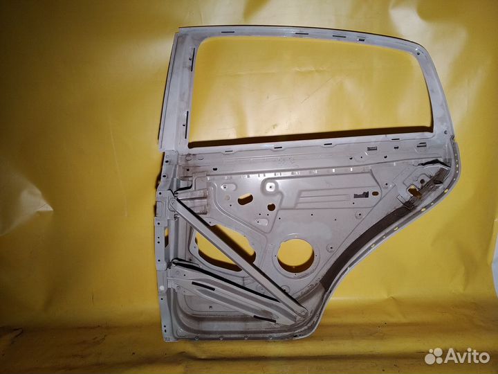 Дверь задняя левая на Volkswagen Colf V Plus