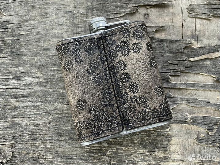 Фляга След Медведя с тиснением мужская из кожи