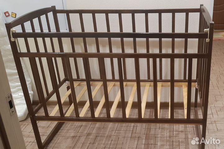 Детская кроватка с маятником