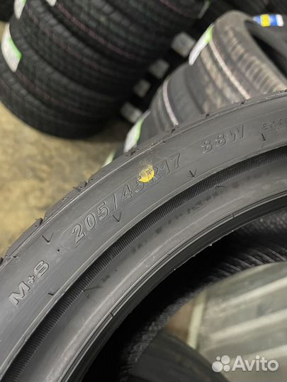 Grenlander L-Zeal56 205/45 R17 88W