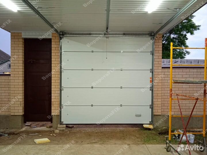 Секционные ворота Алютех / Ворота с калиткой